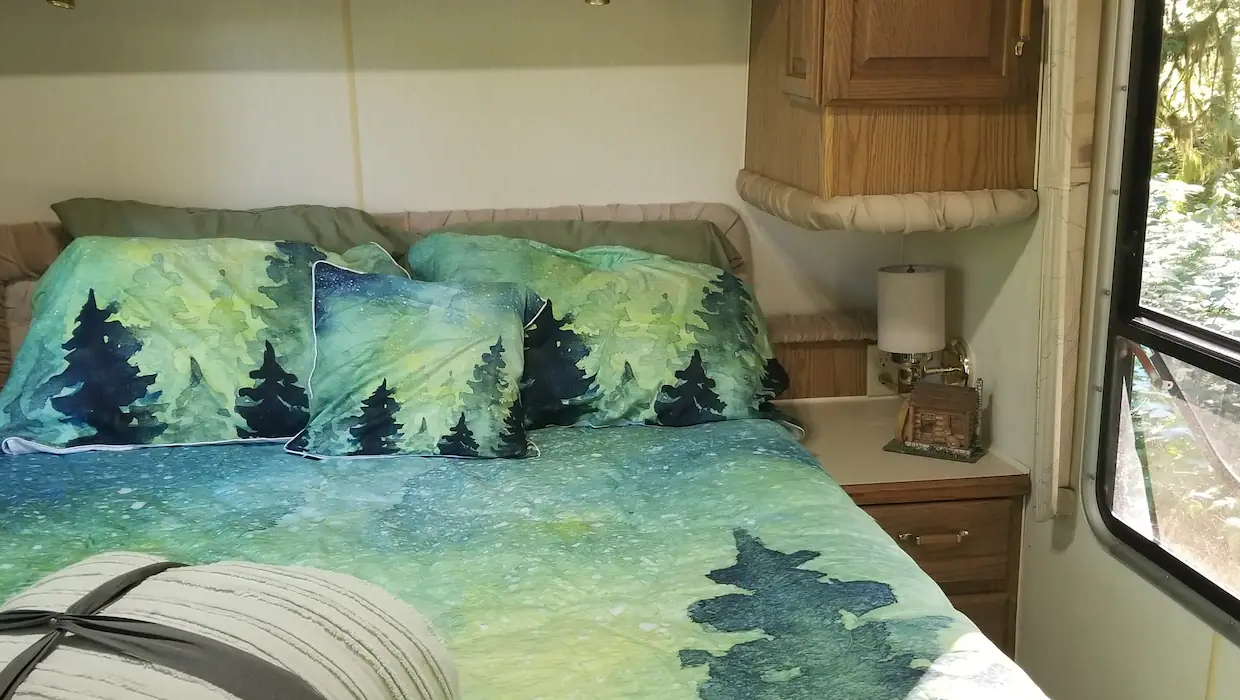 River-Waterfront-1-Bed-Camper-10